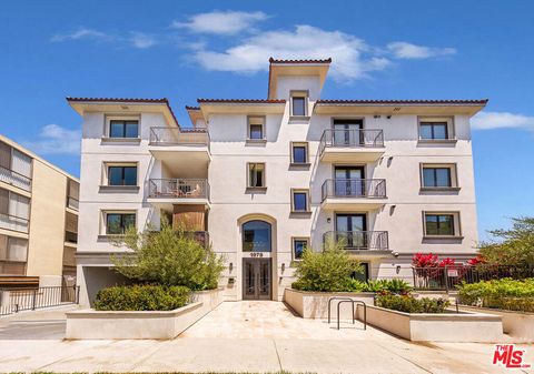 Photo of 1070 S Bedford Street, Los Angeles, CA 90035 (MLS # 26651659)