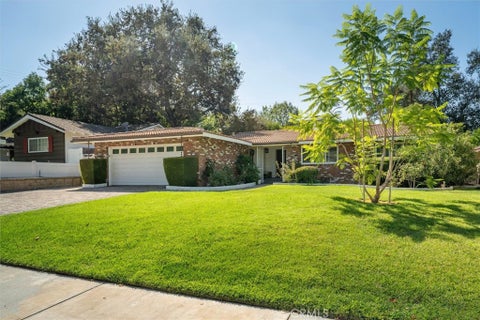 Photo of 25065 Highspring Avenue, Newhall, CA 91321 (MLS # SR26207848)