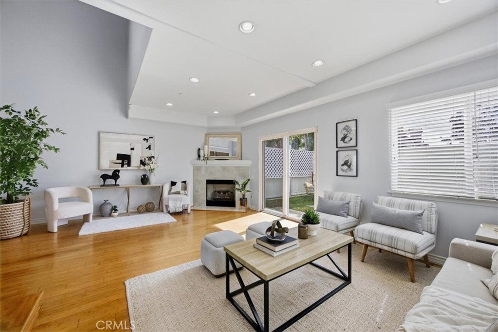 413 N Elena