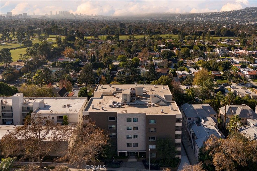 Photo of 531 N Rossmore Avenue #202, Los Angeles, CA 90004 (MLS # SR25269772)