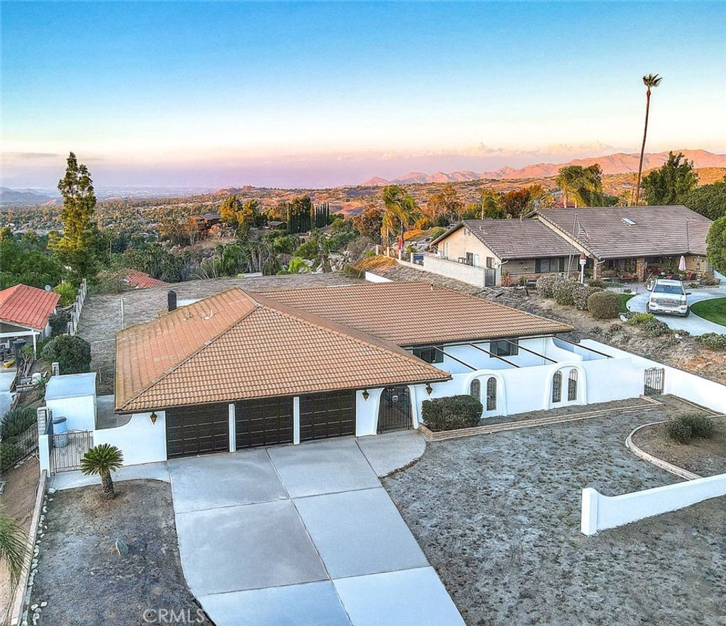 Photo of 16464 Rancho Escondido Dr, Riverside, CA 92506 (MLS # IV25242899)