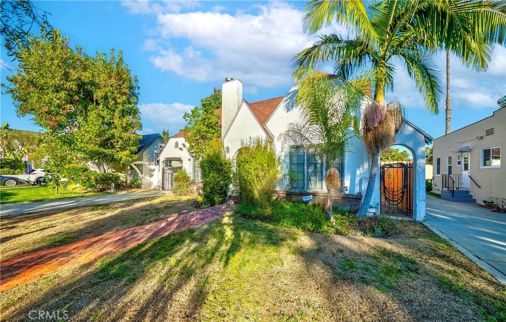 Photo of 1446 S Oakhurst Drive, Los Angeles, CA 90035 (MLS # SB25191664)