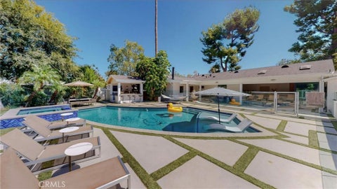 Photo of 6945 Amestoy AVE, Los Angeles, CA 91406 (MLS # SR26196030)