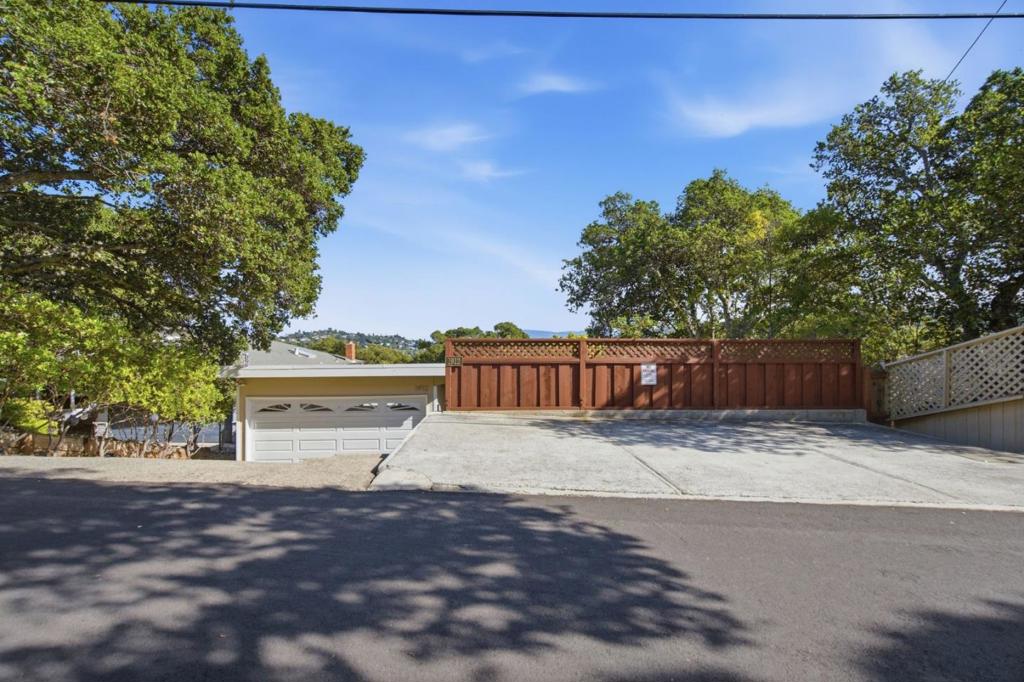 1912 Oak Knoll Drive