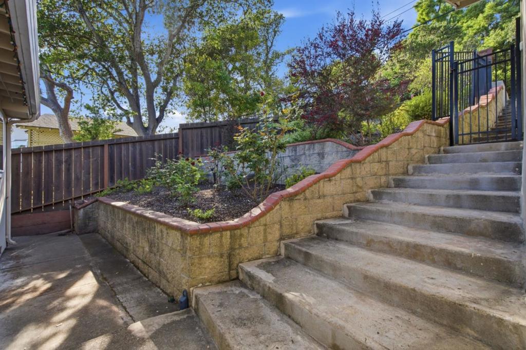 1912 Oak Knoll Drive