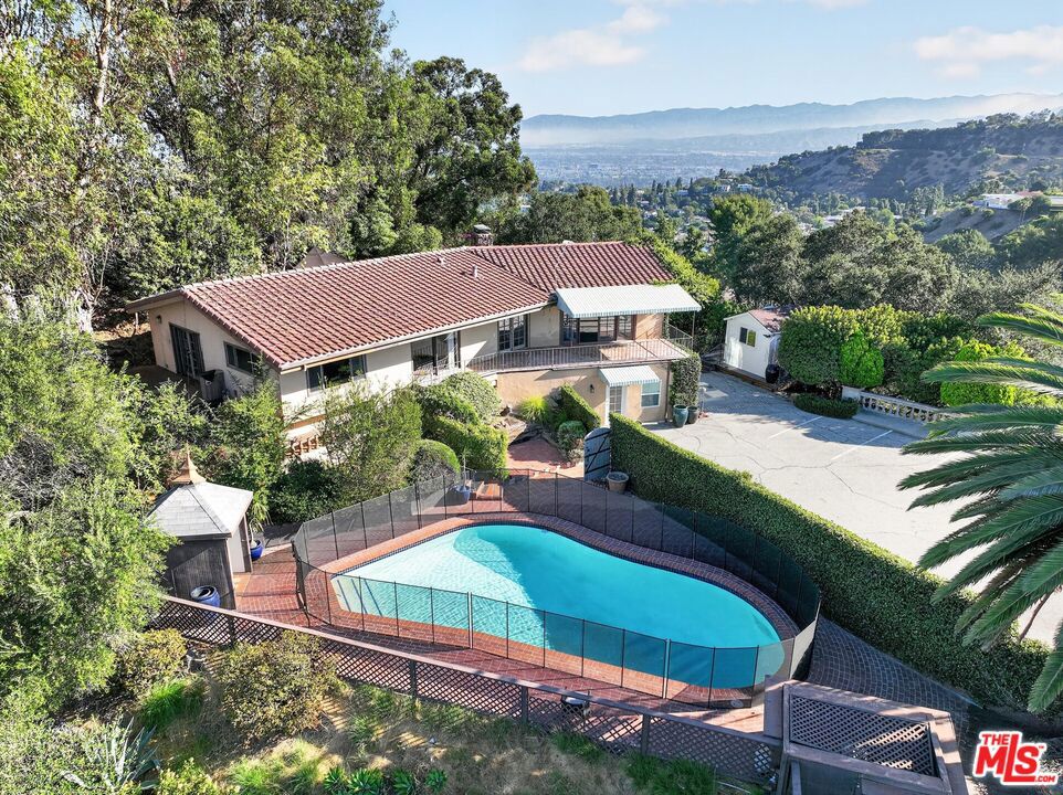 Photo of 8207 Mulholland Drive, Los Angeles, CA 90046 (MLS # 26967361)