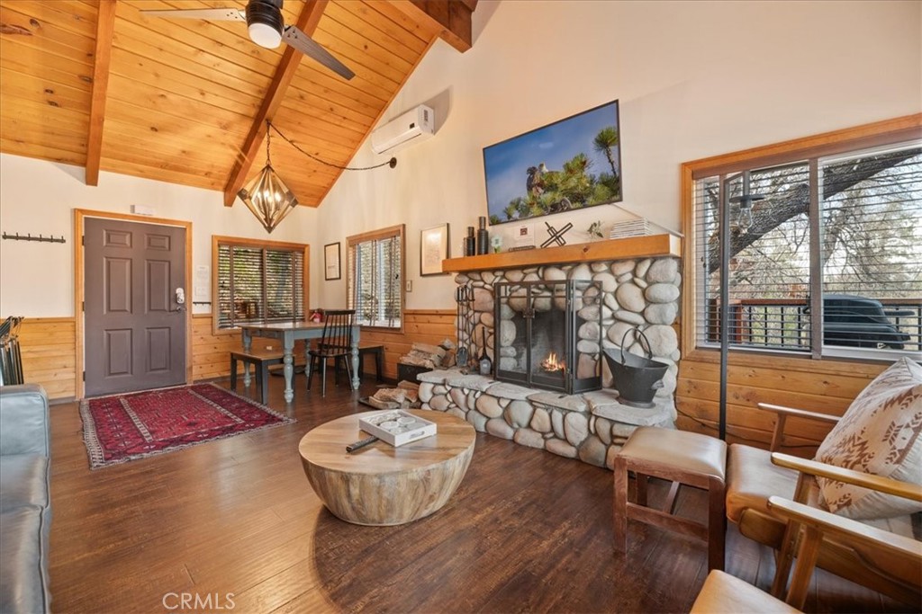 698 Villa Grove Avenue