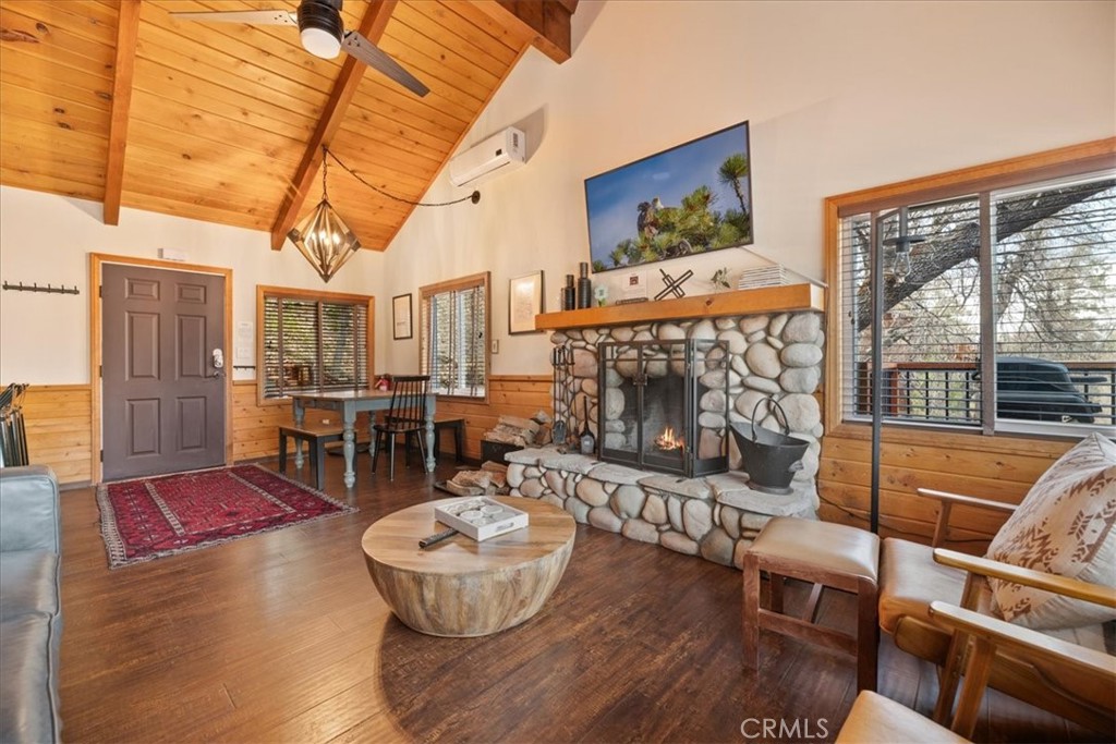 698 Villa Grove Avenue