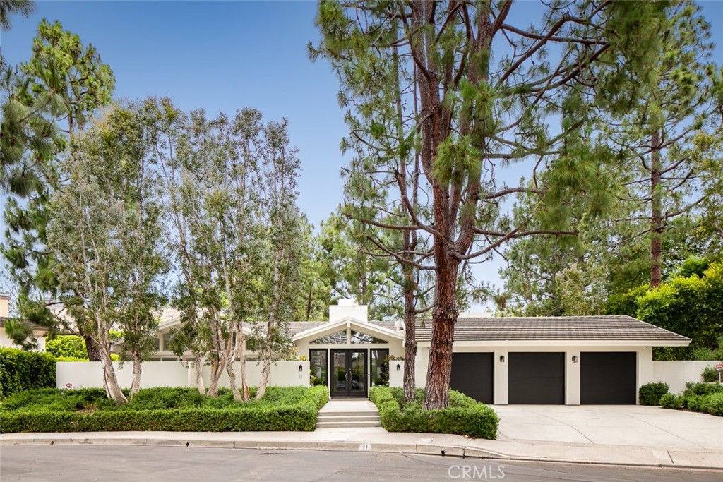 Photo of 11 Greenbriar Ln, Newport Beach, CA 92660 (MLS # NP26010913)