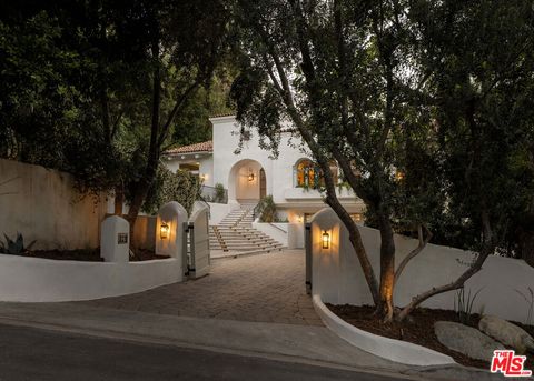 Photo of 17647 BELINDA Street, Encino, CA 91316 (MLS # 26832253)