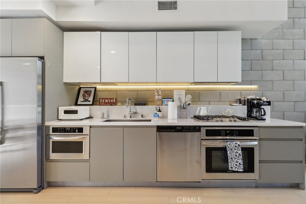 Properties 3 3450 Cahuenga Boulevard W 905