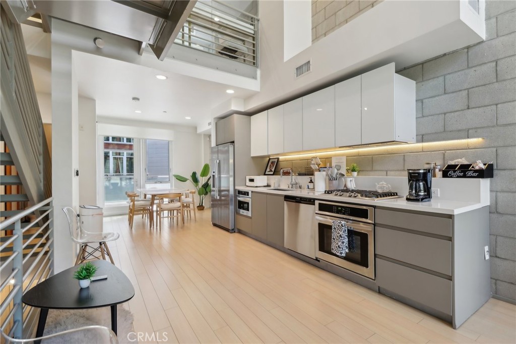 Properties 2 3450 Cahuenga Boulevard W 905