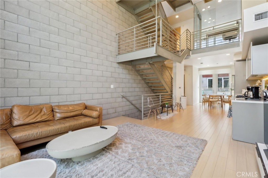 Properties 1 3450 Cahuenga Boulevard W 905