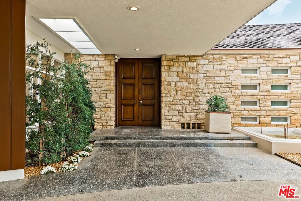 Photo of 909 N Alpine Drive, Beverly Hills, CA 90210 (MLS # 26655333)