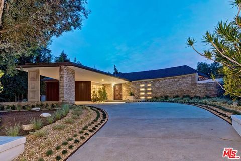 Photo of 909 N Alpine Drive, Beverly Hills, CA 90210 (MLS # 26655333)