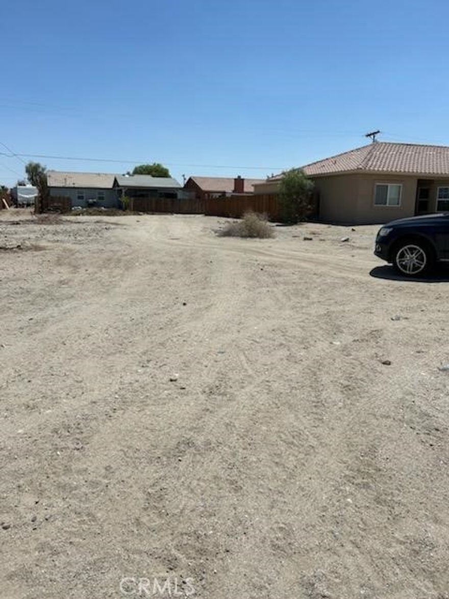 EXCELLENT LOT LOCATION, SINGLE-FAMILY HOMES ON EACH SIDE OF THE LOT, GOOD INVESTMENT. PLEASE CHECK THE CITY FOR UTILITIES.