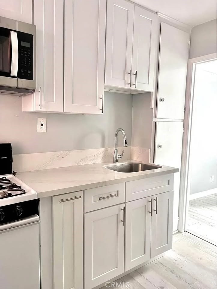 Coastal Retreat in Venice Beach!
Discover this charming 1-bedroom, 1-bathroom apartment at 1302 Pacific Ave #2, Venice, CA 90291. Just 1 block from the beach, this unit offers the ultimate coastal lifestyle designed for comfort and convenience.
Property Highlights:
Freshly Painted Interior: Bright and inviting, ready for you to settle in.
Included Utilities: Water, gas, and heating are covered in the rent, making budgeting a breeze.
Rare Dedicated Parking: A true luxury in this bustling beachside area, where parking can be a challenge.
Unbeatable Location: Steps from the beach and close to all the vibrant shops, dining, and entertainment that make Venice a top destination.
This is your chance to enjoy the best of Venice living. Schedule your viewing today!