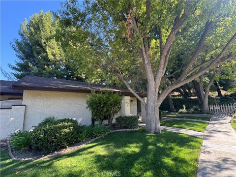 Photo of 26331 Oakspur Drive #C, Newhall, CA 91321 (MLS # SR26216378)