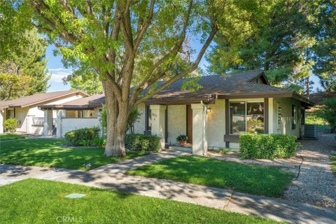 Photo of 26331 Oakspur Drive #C, Newhall, CA 91321 (MLS # SR26216378)