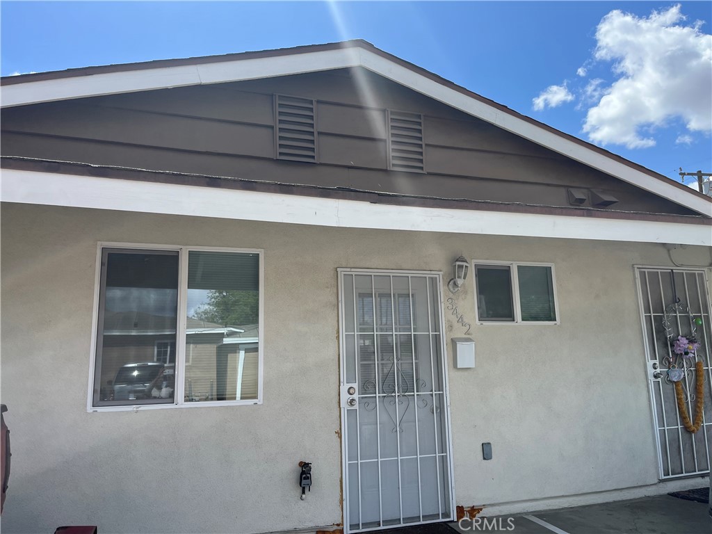 Recently built unit with all new interior in Riverside. Affordable 1-bedroom, 1-bath apartment of a fourplex on a corner lot near Mulberry St and Spruce St in Riverside. Family room, kitchen, bathroom and bedroom with recessed lightings. 1-car assigned parking space. The rent includes water, refrigerator, and stackable washer/dryer. Close to downtown Riverside and easy access to 91 freeway.