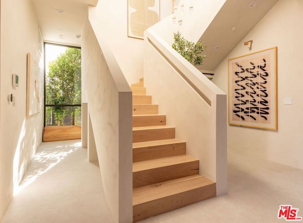 Photo of 517 N Edinburgh Avenue, Los Angeles, CA 90048 (MLS # 25623537)