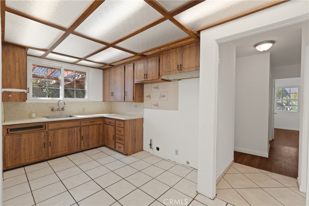 8831 Glider Avenue