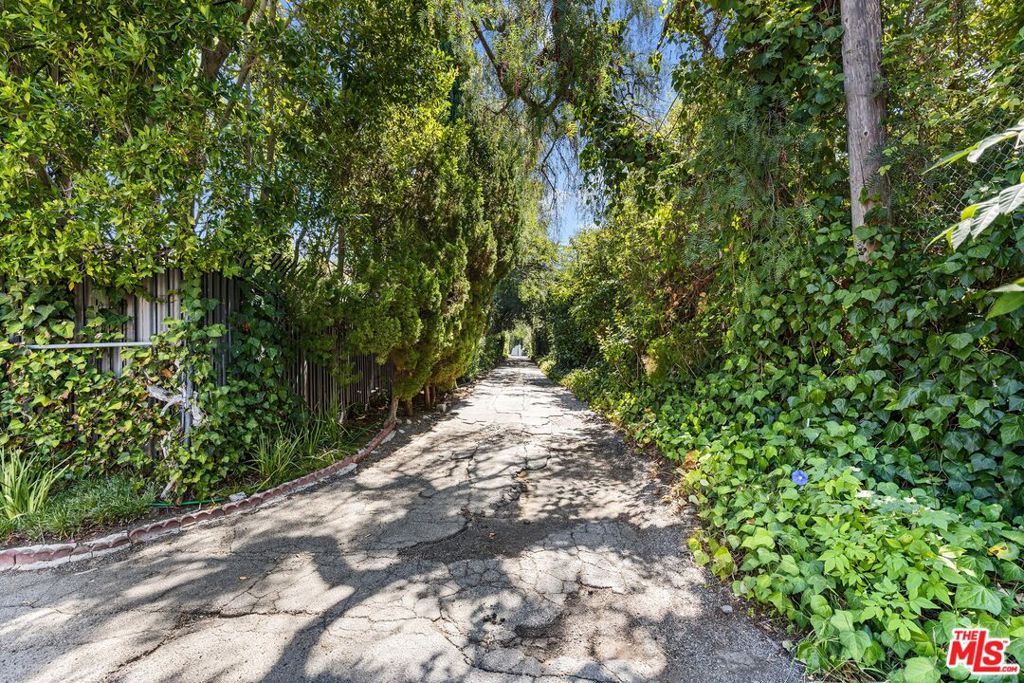 Photo of 5417 Encino Avenue, Encino, CA 91316 (MLS # 25575975)