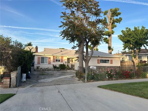 Photo of 25074 Walnut St, Newhall, CA 91321 (MLS # SR26088746)