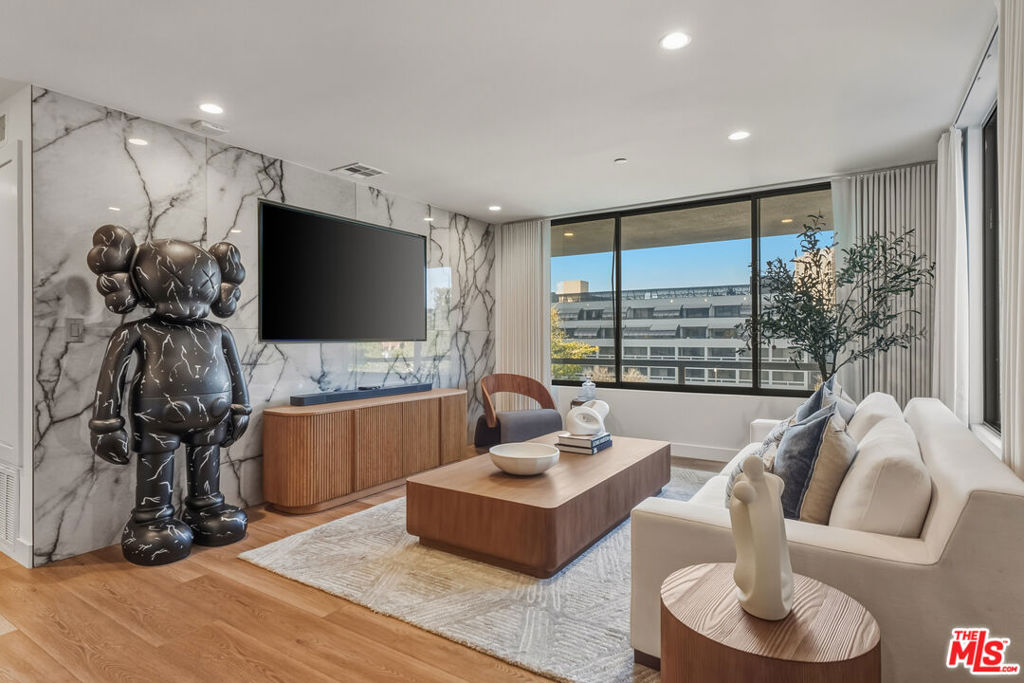 121 S Hope Street 334