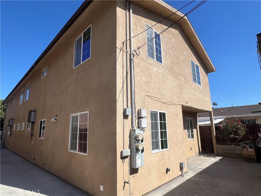 LARGE UNIT WITH 5 BEDROOMS AND 3 FULL BATHS, READY TO MOVE IN, UNIT COMES WITH REFRIGIRATOR AND STOVE GREAT CONDITION, ONE BEDROOM IN MAIN FLOOR, AND 4 BEDROOMS IN THE SECOND LEVEL, GOOD LOCATION CLOSE TO DTLA AND MINUTES AWAY TO USC.