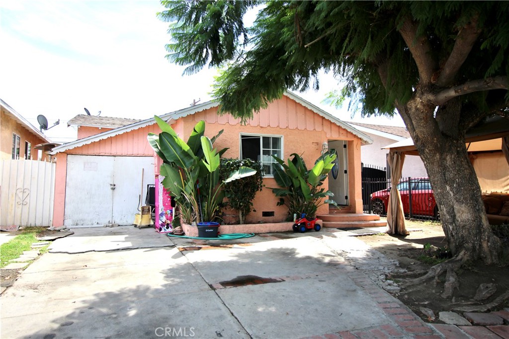 Perfect Starter Home! Charming South Gate duplex with 2 units (1 bed/1 bath each) on a spacious lot. Live in one, rent the other—ideal for first-time buyers looking to build equity. Walk to schools, shopping, and dining with easy freeway access. Affordable, convenient, and full of potential—don’t miss this opportunity!