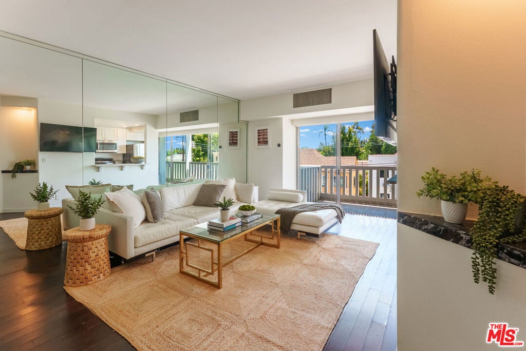 999 N Doheny Drive 211