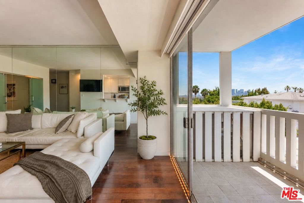 999 N Doheny Drive 211