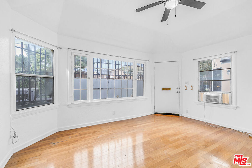 5918 3/4 Willoughby Avenue