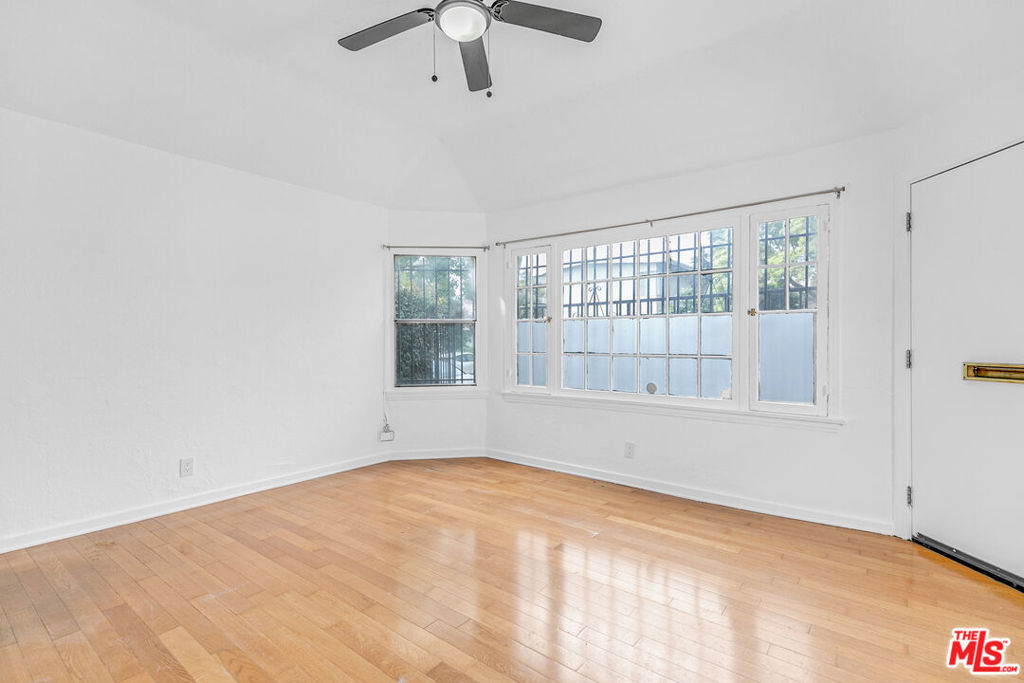 5918 3/4 Willoughby Avenue