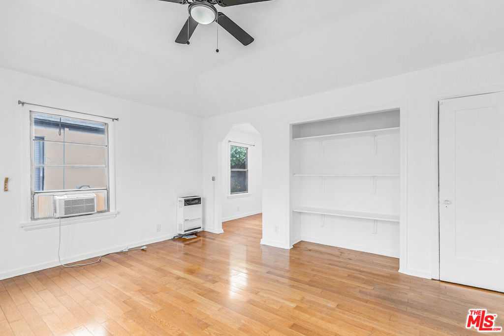 5918 3/4 Willoughby Avenue