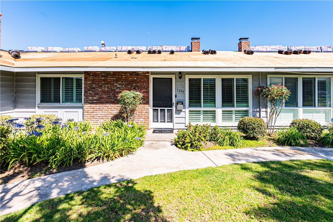 Welcome to 1209 East 1st Street, a beautifully upgraded townhouse in the heart of Tustin! This charming 2-bedroom, 2-bath home offers 1,152 square feet of stylish living space. Inside, you'll find a remodeled kitchen and bathrooms with modern finishes, as well as tile flooring with a warm wood-look throughout.
The open floor plan is bright and inviting—perfect for relaxing or entertaining. This home is move-in ready with numerous upgrades throughout.
The seller has already prepaid $20,000 to the HOA for a special assessment, ensuring no added increase in monthly dues related to upcoming community improvements.
The community is undergoing significant enhancements, including a brand-new roof, remodeled clubhouse, new pools, and other exciting property-wide upgrades—all already covered by the seller’s prepayment.
Situated near top-rated schools and just minutes from popular shopping centers, dining, and entertainment, this location offers unbeatable convenience and lifestyle.
Don’t miss this opportunity to own a beautifully upgraded home in a revitalized, amenity-rich community!