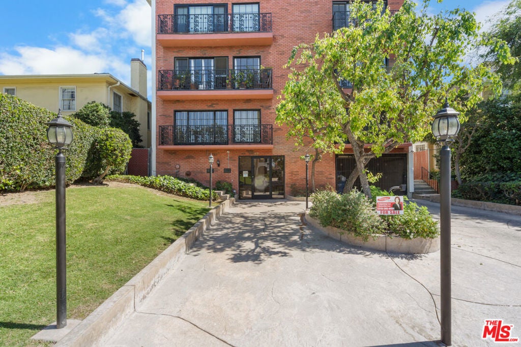 822 S Windsor Boulevard 102, Los Angeles CA 90005