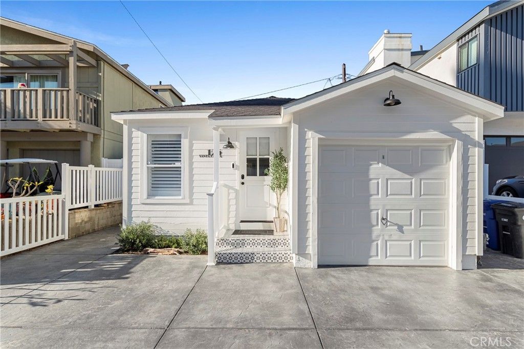 Photo of 125 Santa Paula Ave, Oxnard, CA 93035 (MLS # SR25264996)