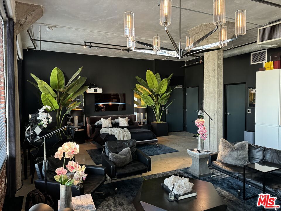 315 E 8th Street 1105