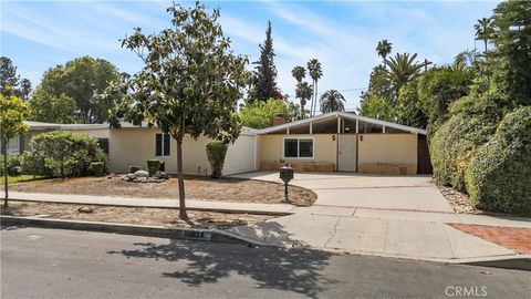 Photo of 19824 Gilmore St, Woodland Hills, CA 91367 (MLS # SR26069705)