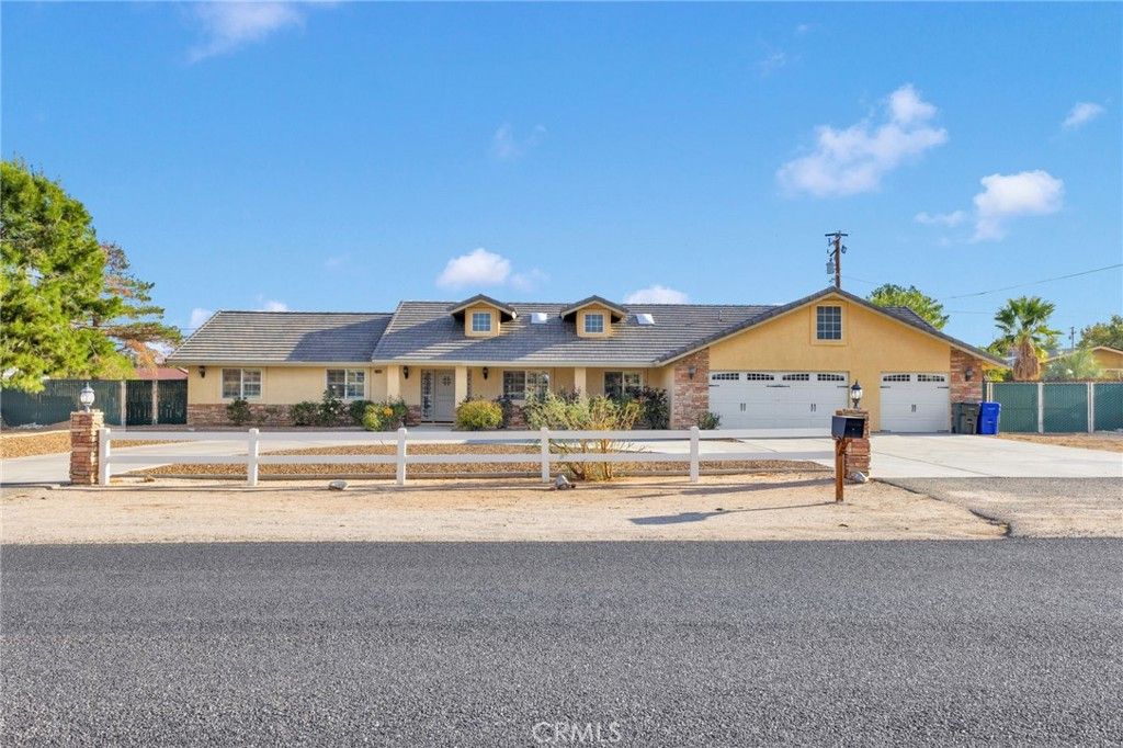 Photo of 19923 Seneca Road, Apple Valley, CA 92307 (MLS # IG25231126)