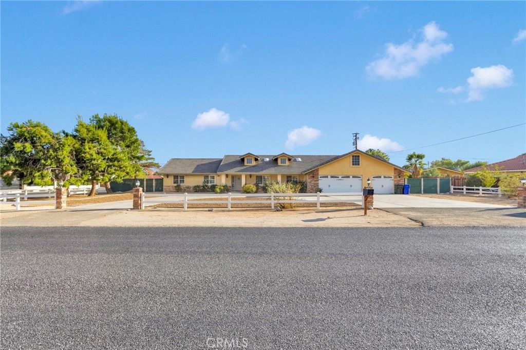 Photo of 19923 Seneca Road, Apple Valley, CA 92307 (MLS # IG25231126)
