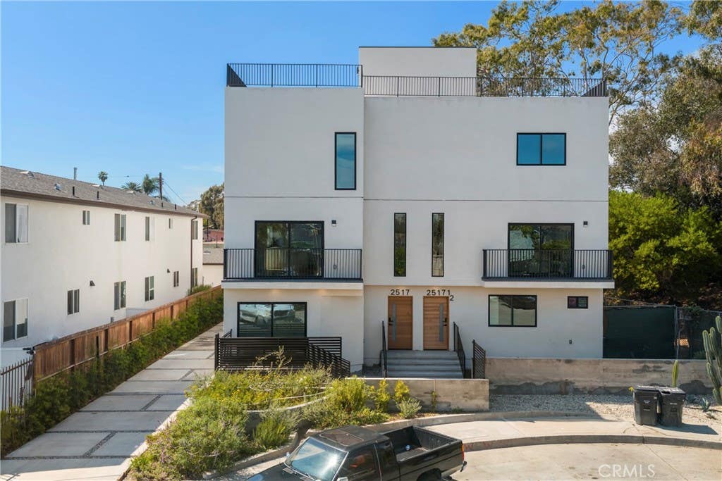Photo of 2515 Alsace Avenue #1/2, Los Angeles, CA 90016 (MLS # SB26109241)