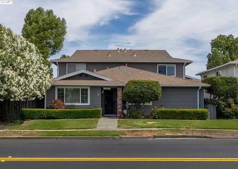 Photo of 1064 Mohr Ln Ln #C, Concord, CA 94518 (MLS # 41103961)