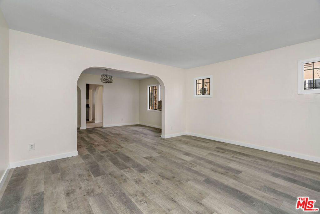 Photo of 2406 S Cochran Avenue, Los Angeles, CA 90016 (MLS # 25583729)