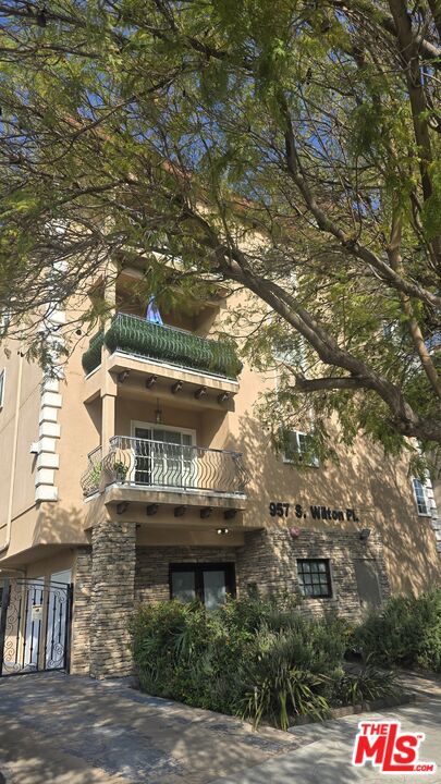 957 S Wilton Place 1