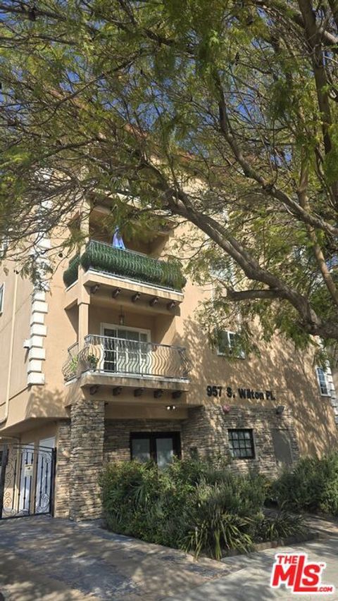 Photo of 957 S Wilton Place #1, Los Angeles, CA 90019 (MLS # 26669757)