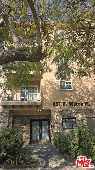 957 S Wilton Place 1