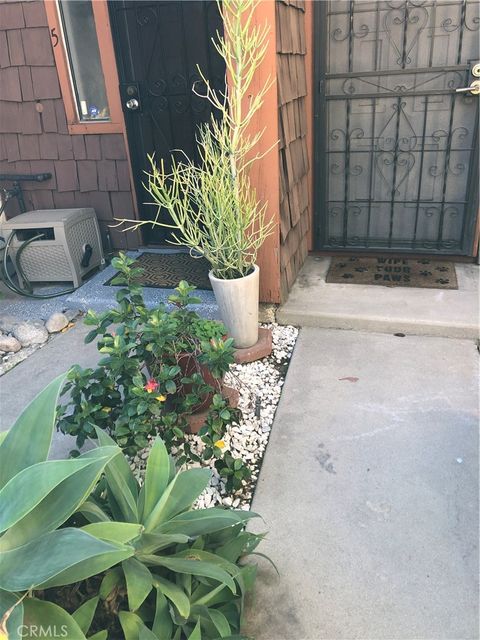 Photo of 11106 Arminta Street #4, Sun Valley, CA 91352 (MLS # SR26056339)